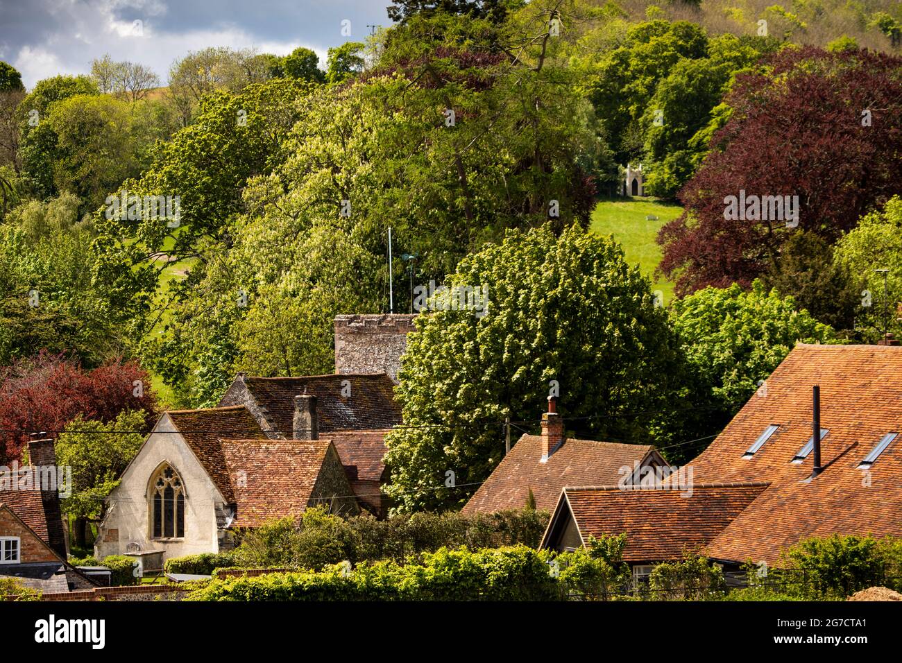 Regno Unito, Inghilterra, Buckinghamshire, Hambleden Valley, Turville, Vista elevata di Santa Maria Vergine, ‘Vicario della Chiesa di Dibley Foto Stock