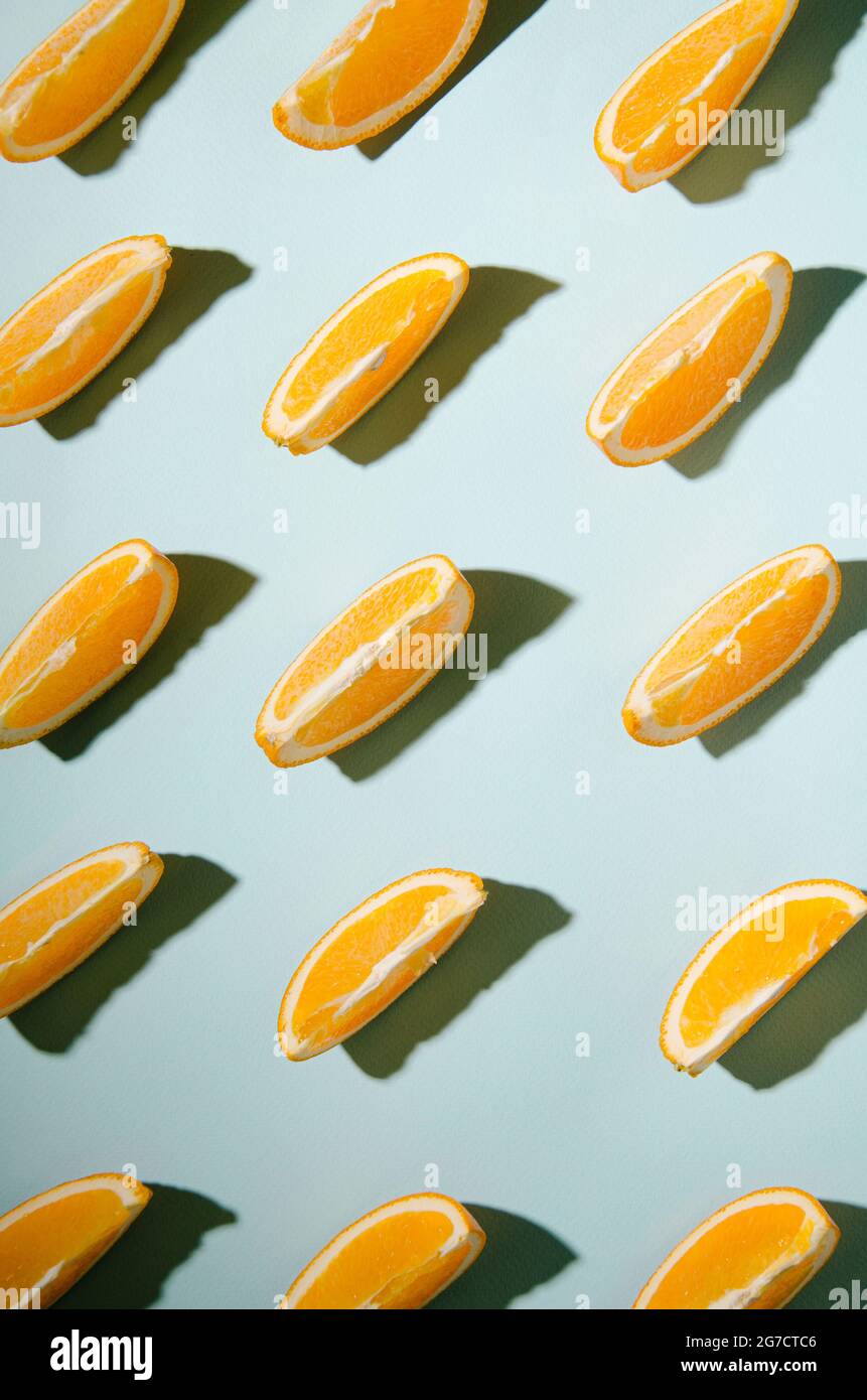 Sezioni isolate di arancione su uno sfondo azzurro con ombre contrastanti Foto Stock