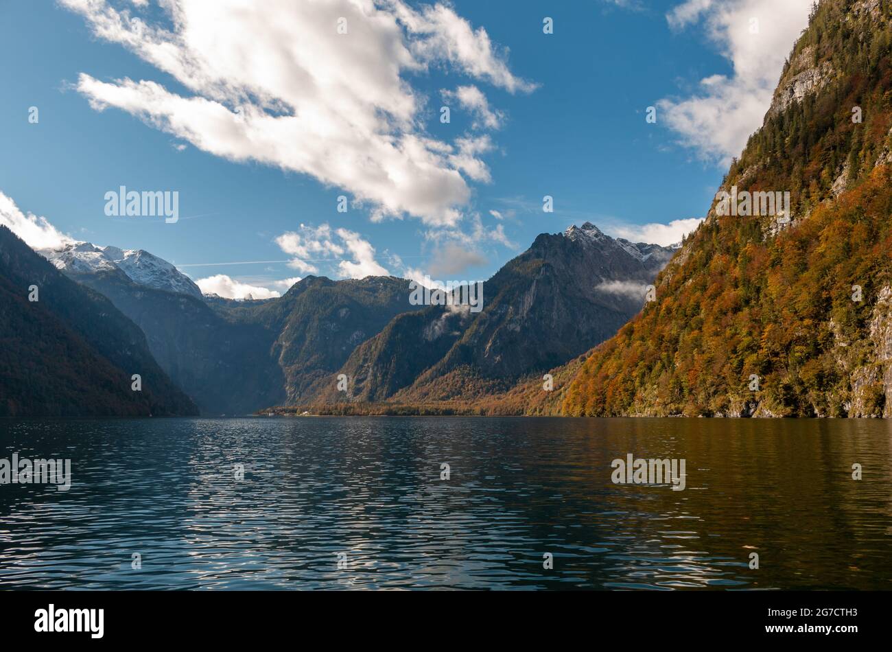 Autunno al lago di Königsee nelle Alpi Berchtesgaden Foto Stock