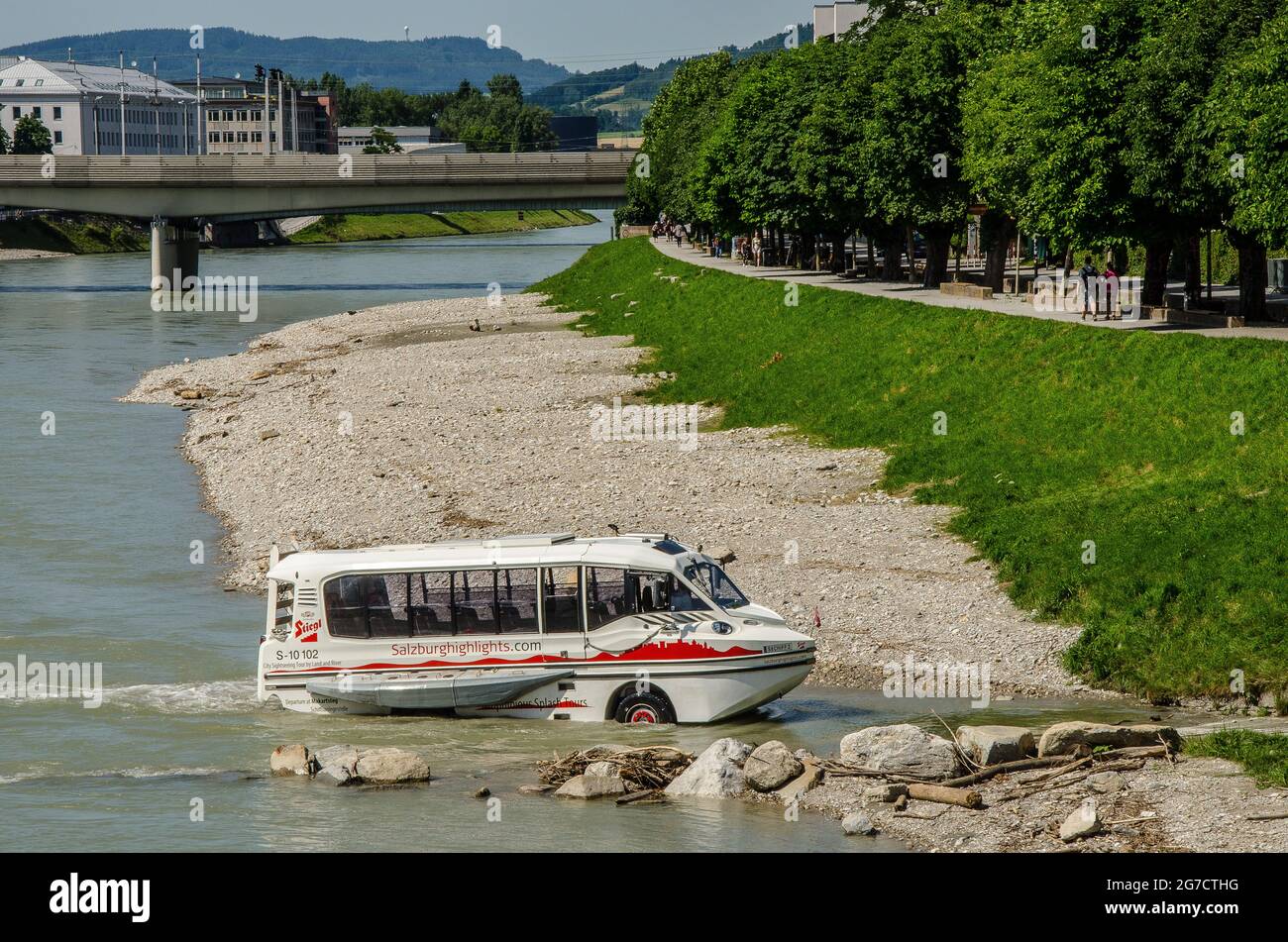 Tour anfibio Splash sull'acqua e sulla Terra a Salisburgo. Salta le tipiche visite turistiche e imbarcati in un'esperienza unica a Salisburgo. Foto Stock