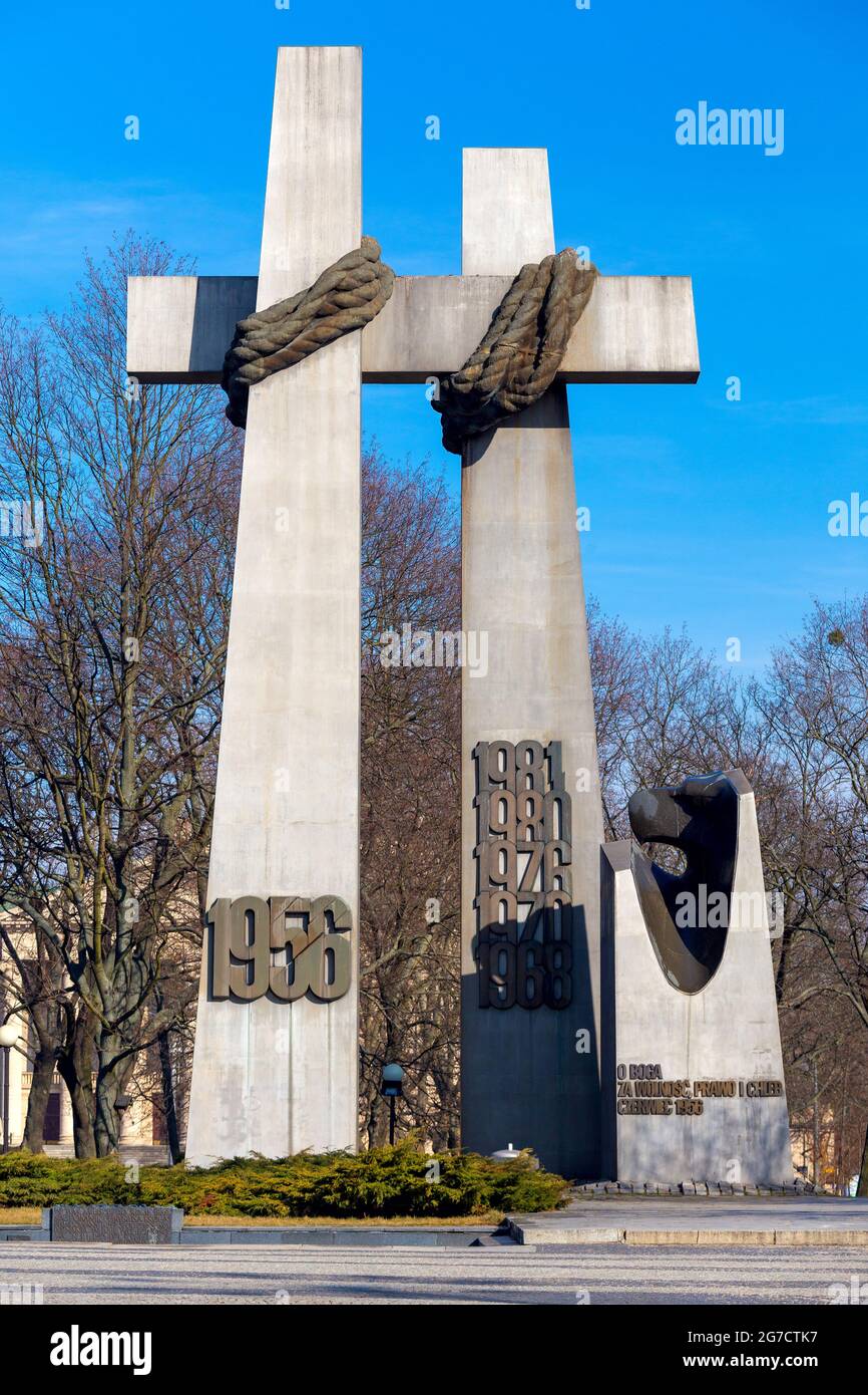 Polonia, Poznan - 2 marzo 2021: Monumento alle vittime di Poznan 1956 giugno contro il cielo blu. Foto Stock