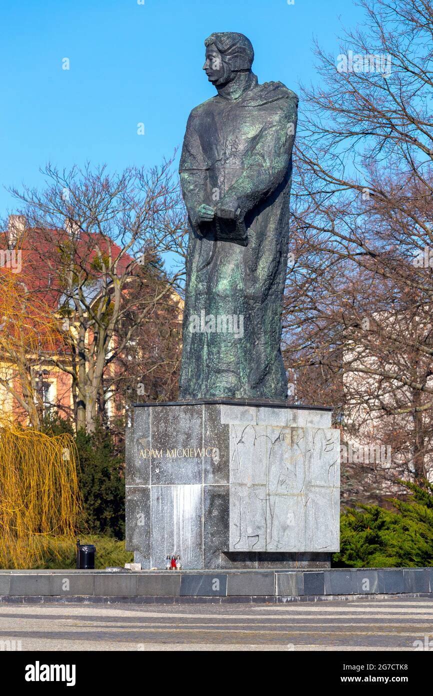 Polonia, Poznan - 2 marzo 2021: Monumento al poeta Adam Mitskevich sulla piazza che gli prende il nome. Foto Stock