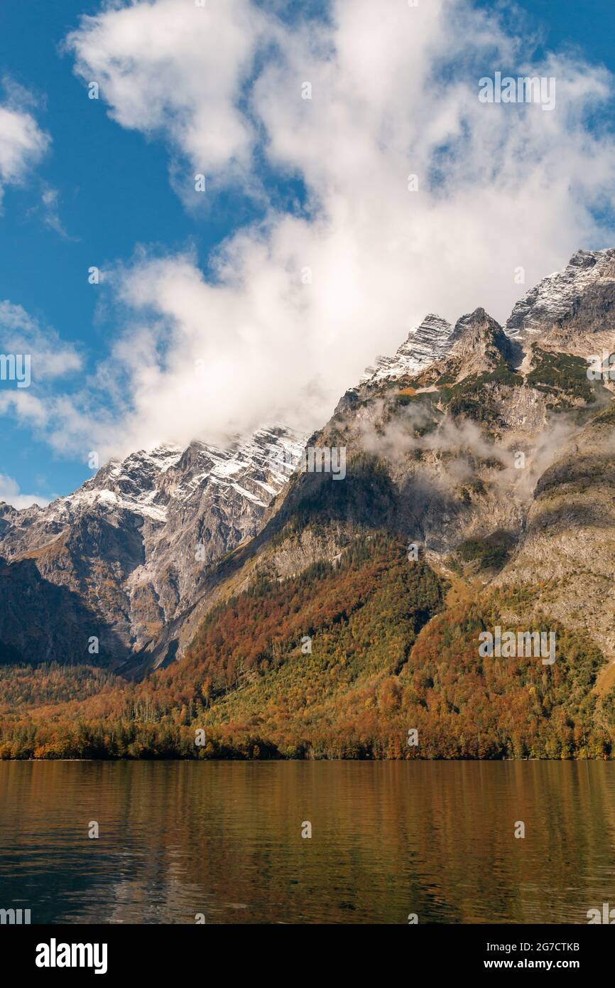 Autunno al lago di Königsee nelle Alpi Berchtesgaden Foto Stock