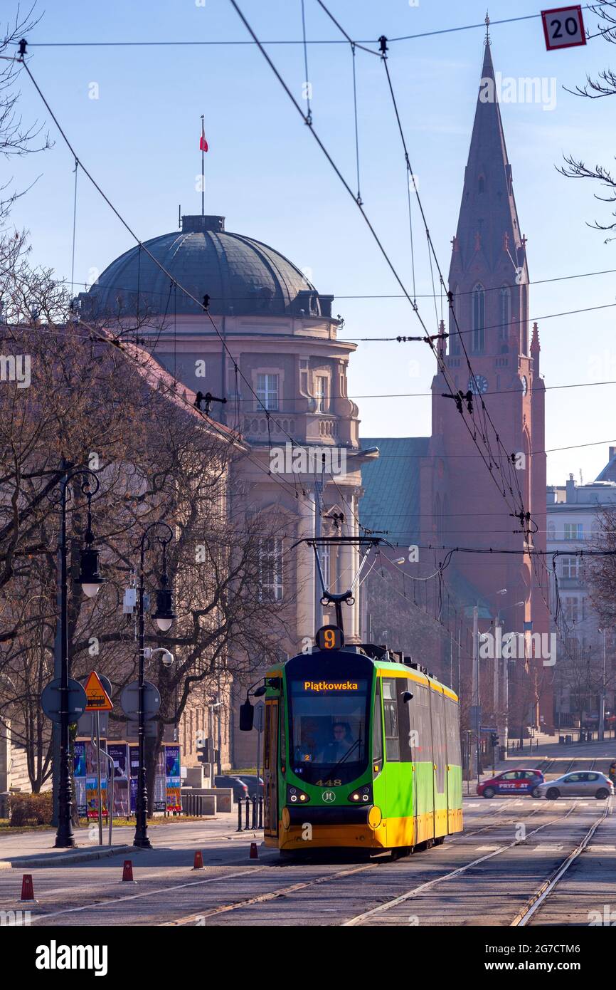 Polonia, Poznan - 2 marzo 2021: Tram verde moderno nel centro della città in una mattina soleggiata. Foto Stock