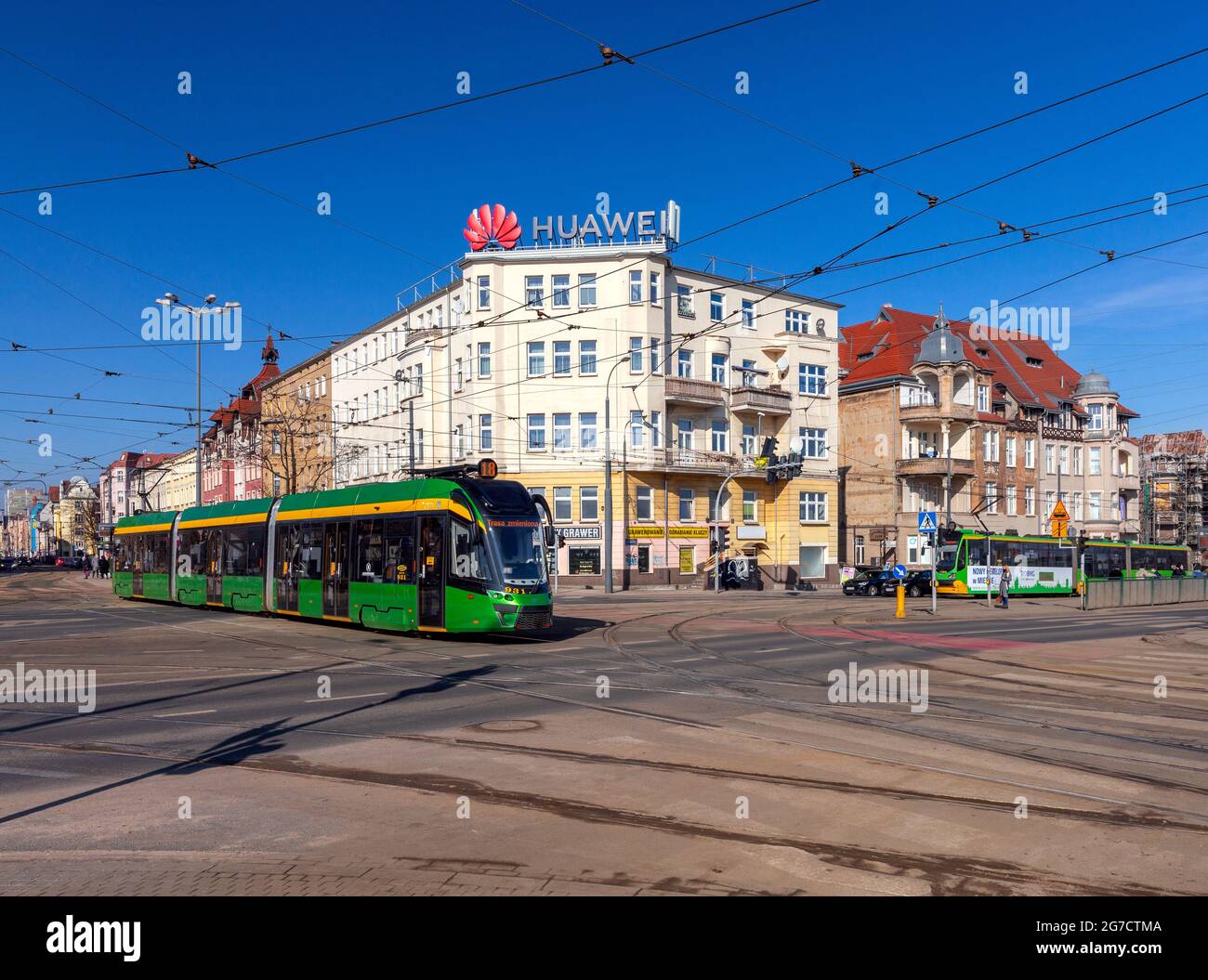 Polonia, Poznan - 2 marzo 2021: Tram verde moderno nel centro della città in una mattina soleggiata. Foto Stock