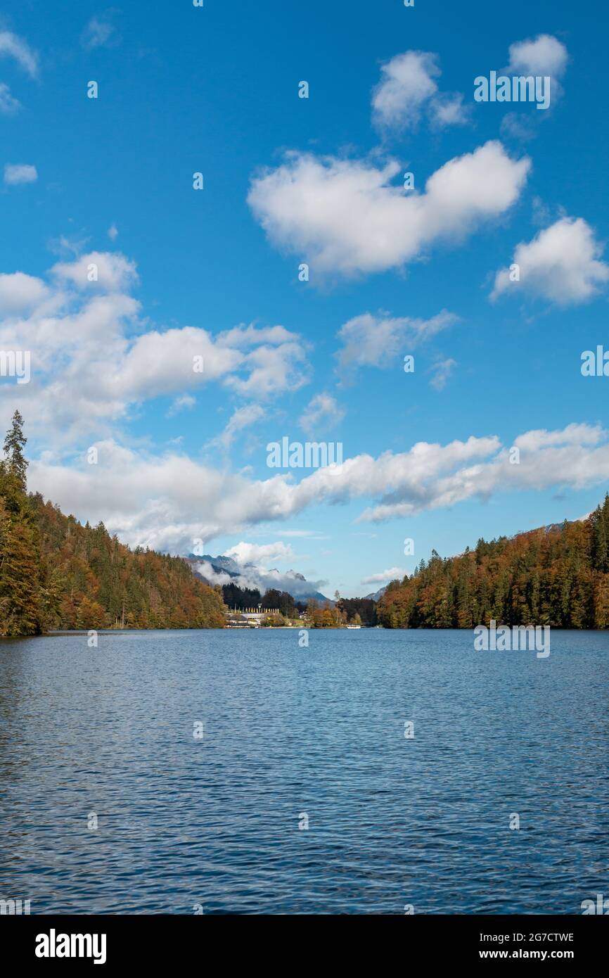 Autunno al lago di Königsee nelle Alpi Berchtesgaden Foto Stock