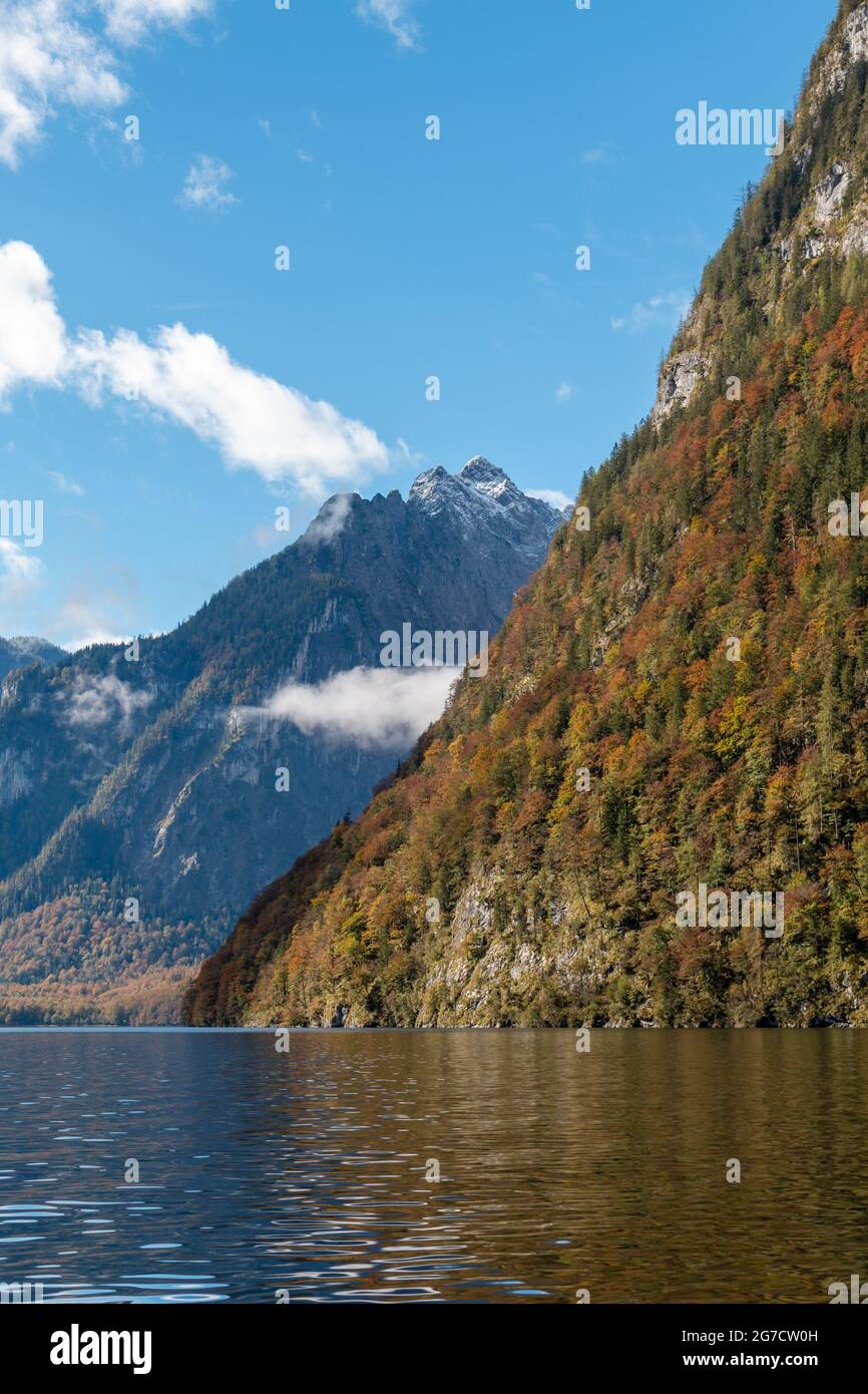 Autunno al lago di Königsee nelle Alpi Berchtesgaden Foto Stock