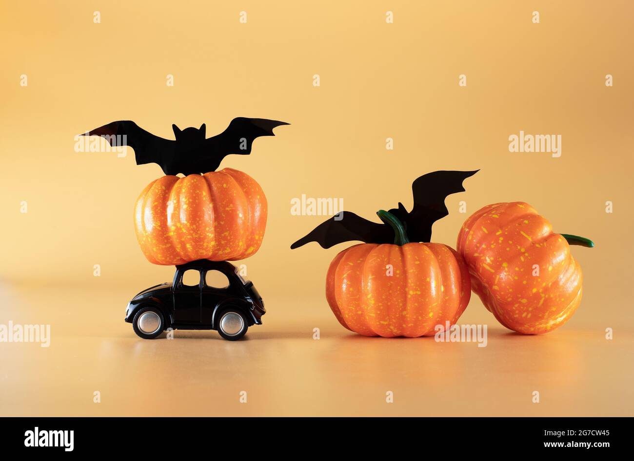 Halloween felice su sfondo arancione. Simbolo dell'offerta speciale. Design piatto. Elemento di progettazione. Concetto di celebrazione. Segno del prezzo dell'offerta di sconto. Foto Stock