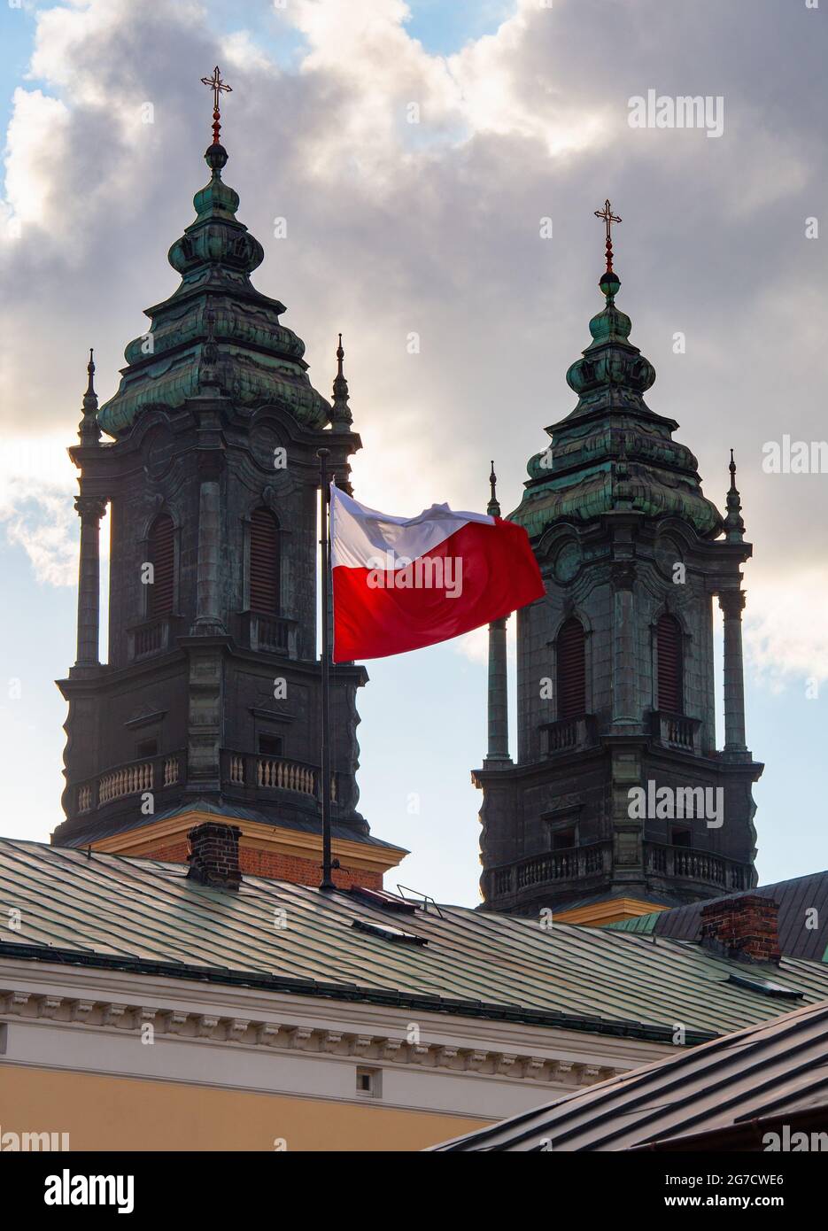 Bandiera polacca sventolante sulla cupola dell'edificio. Polonia. Poznan. Foto Stock