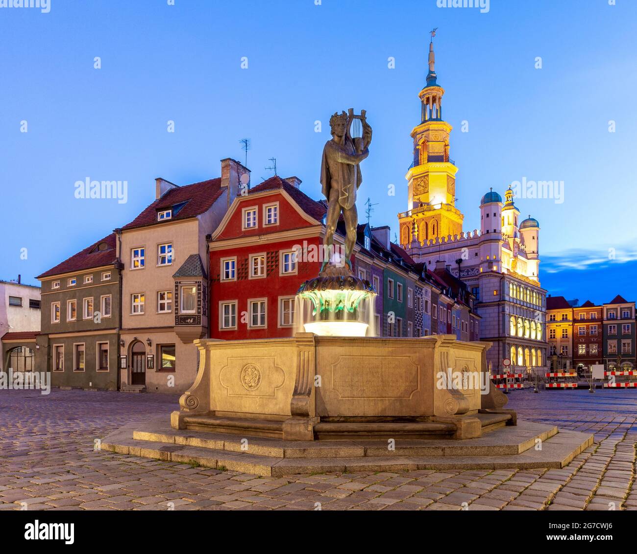 La vecchia piazza del mercato e le facciate colorate delle case medievali nella prima mattina. Poznan. Polonia. Foto Stock