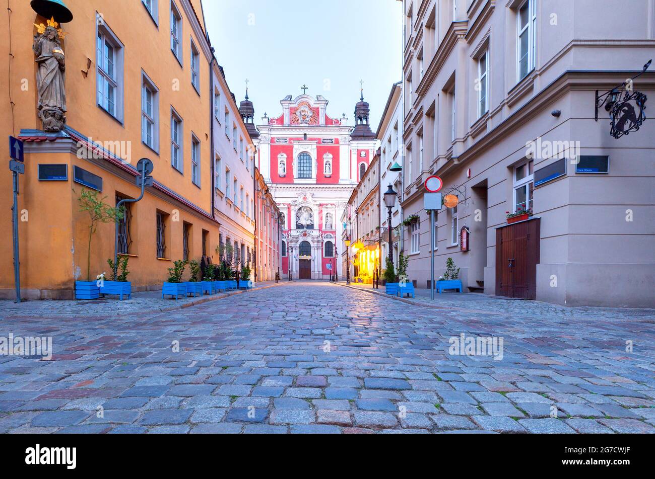 Facciate colorate di case medievali nella parte storica della città. Poznan Polonia. Foto Stock