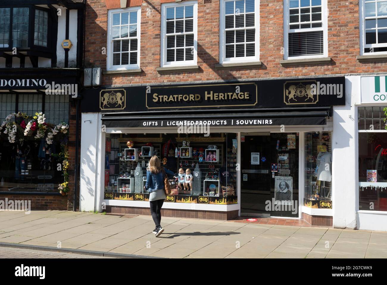 Un negozio di souvenir turistico, Stratford-upon-Avon, Warwickshire, Inghilterra, Regno Unito Foto Stock
