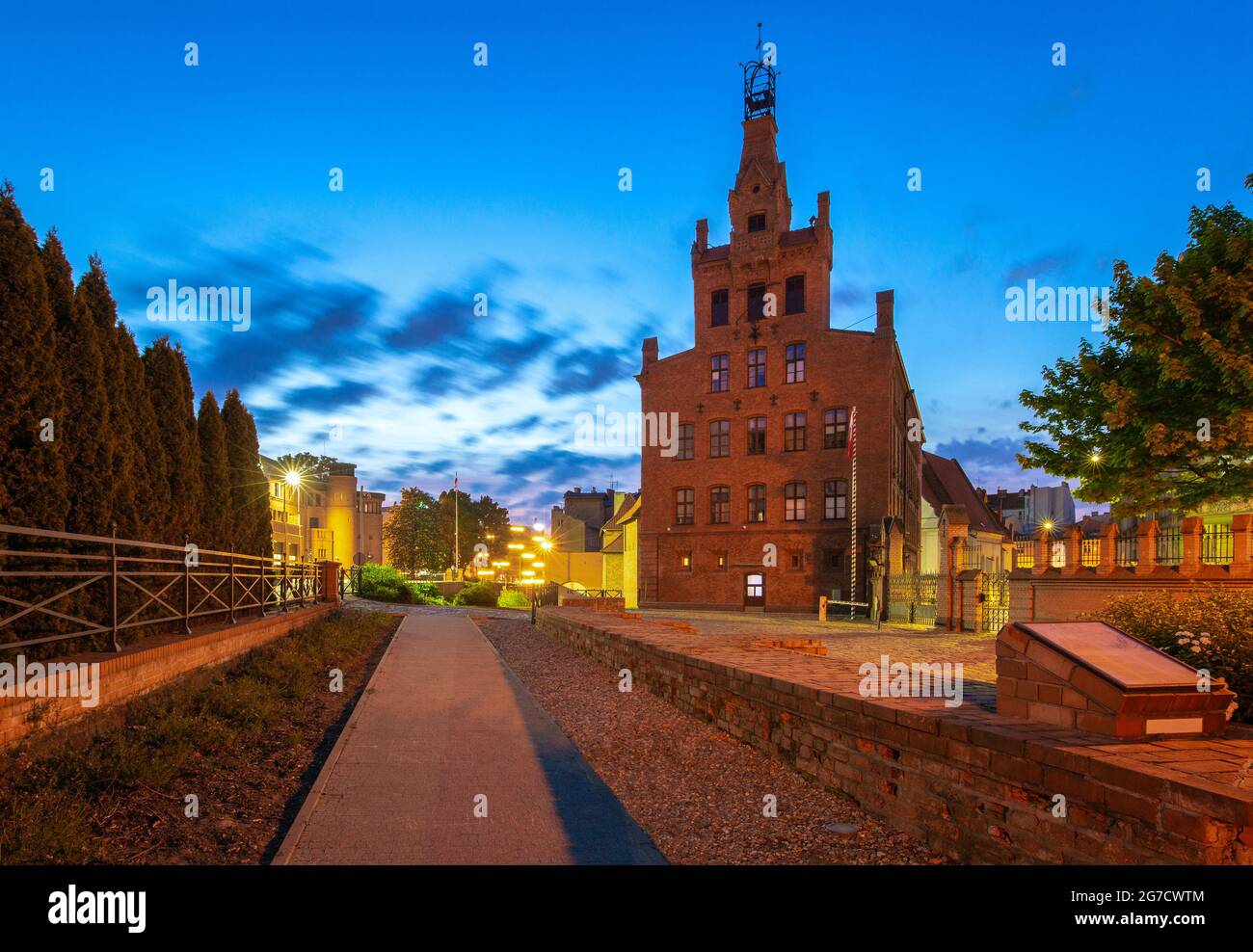 Edificio in mattoni rossi della stazione dei vigili del fuoco della città all'alba. Poznan. Polonia. Foto Stock