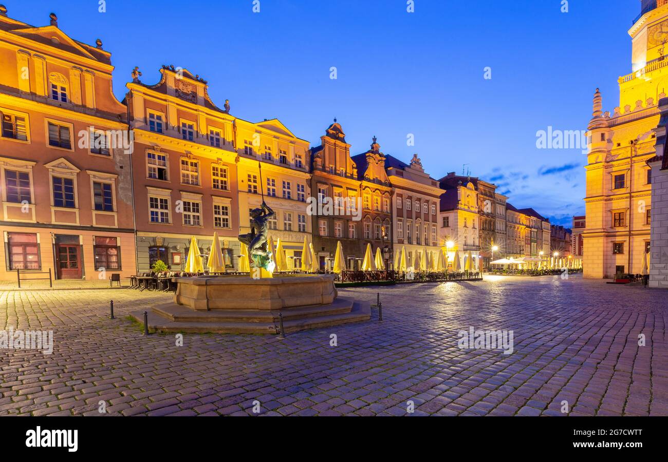 La vecchia piazza del mercato e le facciate colorate delle case medievali nella prima mattina. Poznan. Polonia. Foto Stock