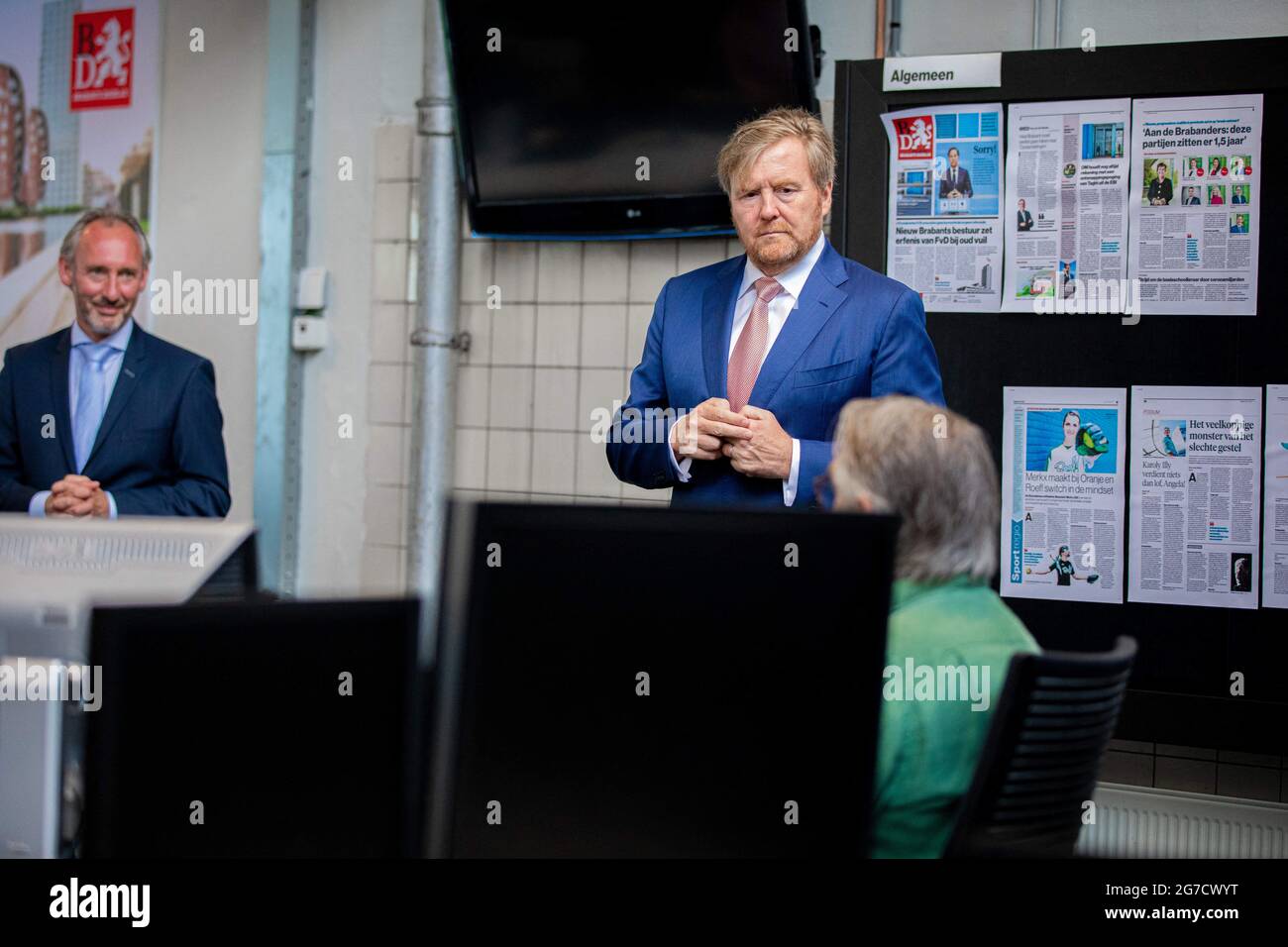 Brabants Dagblad, Paesi Bassi. 13 luglio 2021. Re Willem-Alexander durante la visita di lavoro ai redattori del Brabants Dagblad a 's-Hertogenbosch, Paesi Bassi, il 13 luglio 2021, in occasione del 250° anniversario del giornale. Foto di Robin Utrecht/ABACAPRESS.COM Foto Stock