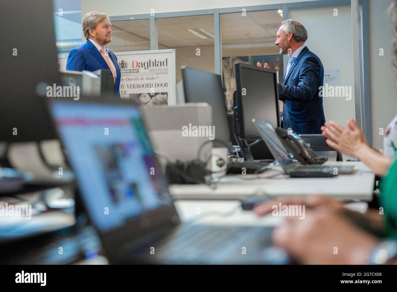 Brabants Dagblad, Paesi Bassi. 13 luglio 2021. Re Willem-Alexander durante la visita di lavoro ai redattori del Brabants Dagblad a 's-Hertogenbosch, Paesi Bassi, il 13 luglio 2021, in occasione del 250° anniversario del giornale. Foto di Robin Utrecht/ABACAPRESS.COM Foto Stock