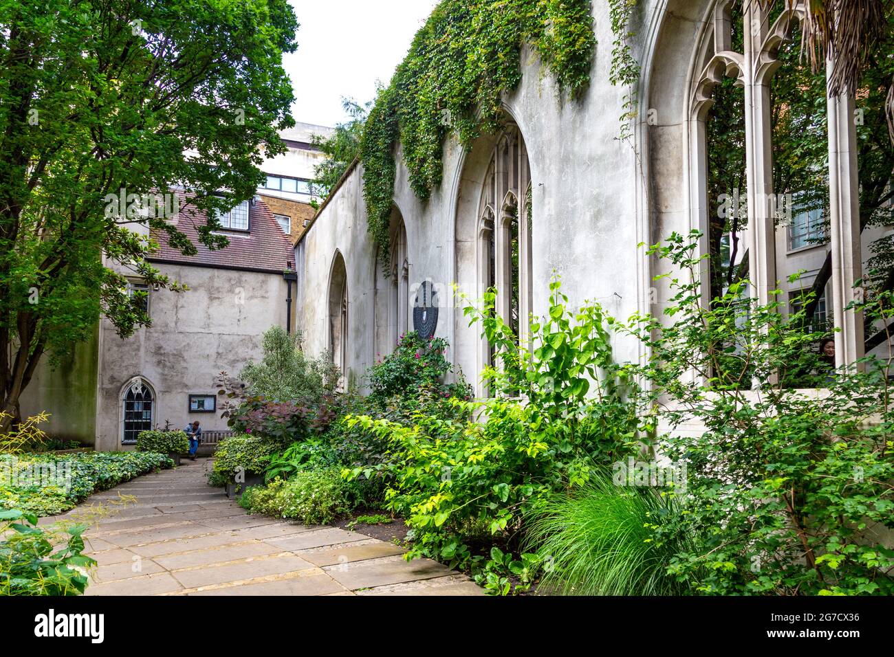 Rovina di St Dunstan nella chiesa orientale danneggiata nel Blitz, ora convertito in un giardino pubblico, Londra, Regno Unito Foto Stock