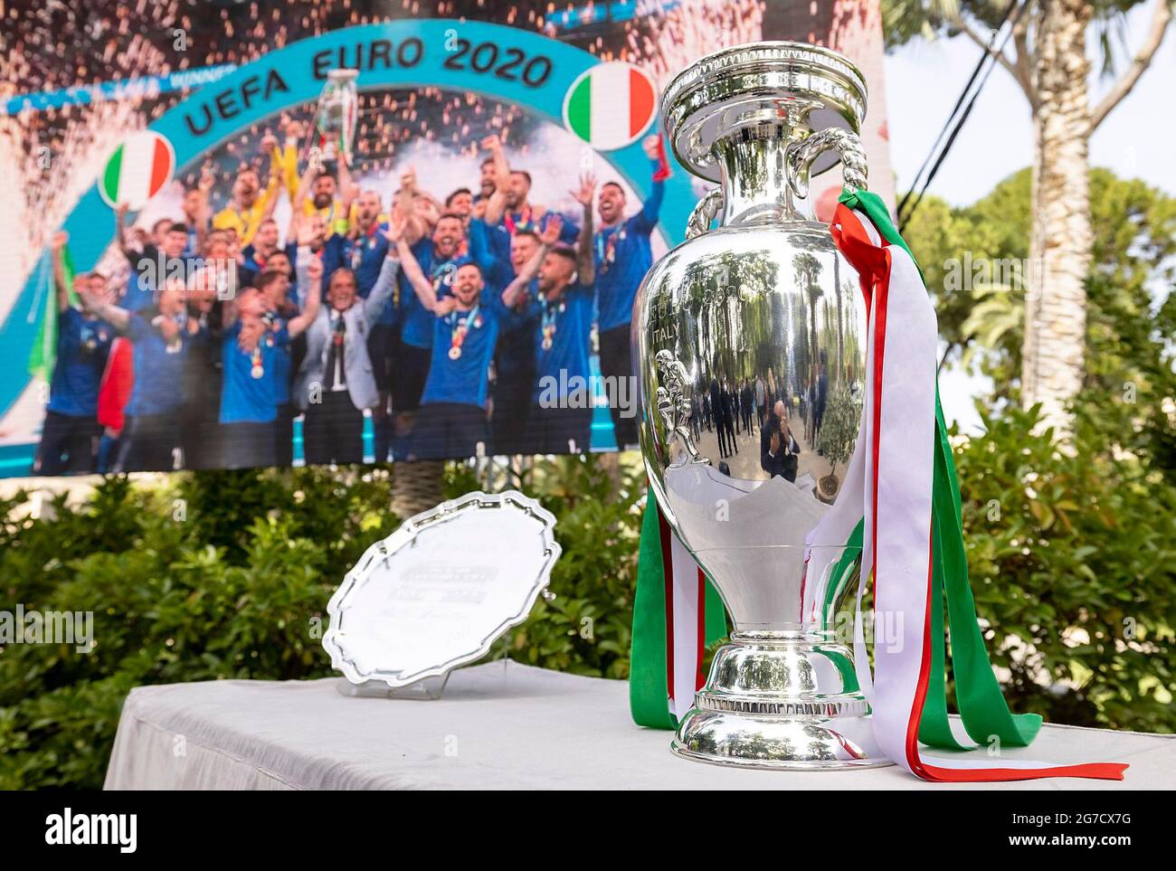 Roma, Italia. 12 luglio 2021. I trofei Wimbledon ed europei 2020 al Quirinale il trofeo UEFA EURO 2020 mentre i giocatori e lo staff della nazionale italiana arrivano per partecipare ad una cerimonia al palazzo presidenziale del Quirinale a Roma il 12 luglio 2021, Un giorno dopo l'Italia ha vinto la partita di calcio finale UEFA EURO 2020 tra Italia e Inghilterra. Giandotti - Uff Stampa /Spaziani Credit: dpa/Alamy Live News Foto Stock