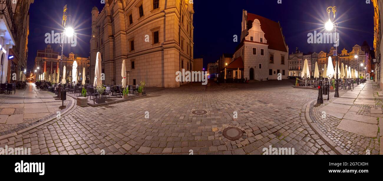 Vista panoramica della vecchia piazza del mercato e delle facciate colorate delle case medievali all'alba. Poznan. Polonia. Foto Stock