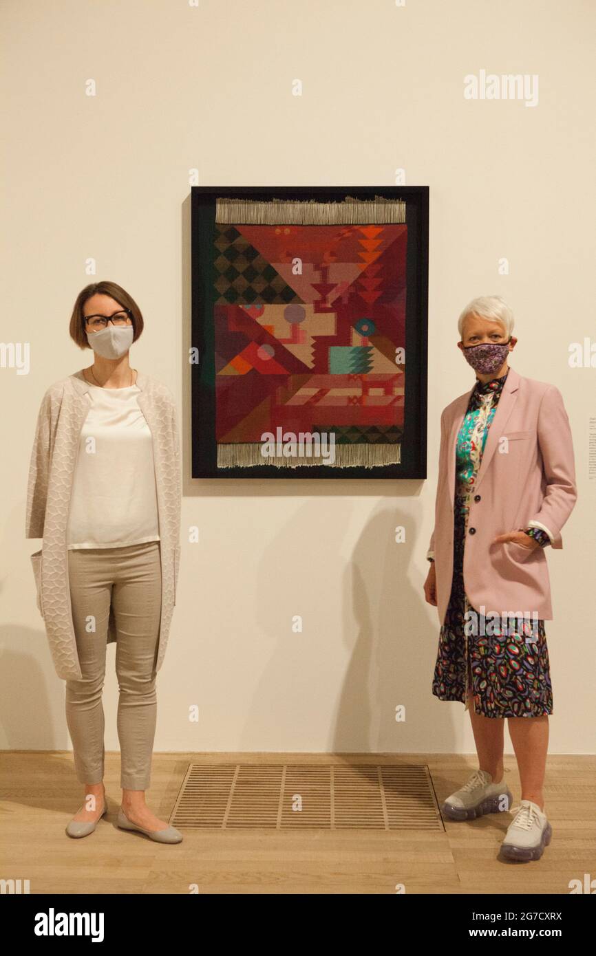 Londra, UK, 13 luglio 2021: Pionieristico artista e designer svizzero Sophie Taeuber-Arp viene festeggiato con una mostra a Tate Modern, che si apre il 15 luglio. Natalia Sidlina, curatrice internazionale di Tate, e Maria Balshaw, direttrice del Tate, sono qui presenti con l'opera 'Arazzi' del 1925. Sophie Taeuber-Arp (1889-1943) è stato un pittore, artigiano, architetto, interior designer, performer, Gioielleria e insegnante che lavorava in Francia e Svizzera come era coinvolto nel Dadaismo e nell'arte astratta nell'Europa pre-bellica. Anna Watson/Alamy Live News Foto Stock