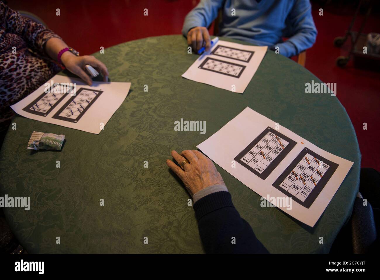 Tavolo Bingo presso la casa privata di riposo, a Lentate sul Seveso, Milano, Italia. Foto Stock