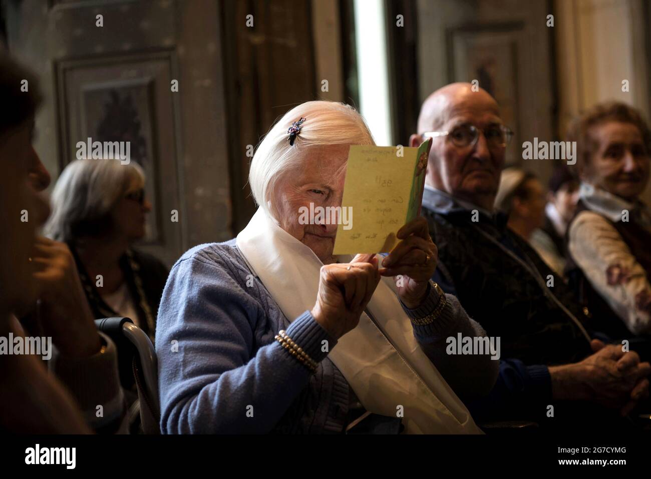La signora Rosa ha toccato la lettura di una tessera di compleanno presso la casa di riposo privata, a Lentate sul Seveso, Milano, Italia. Foto Stock