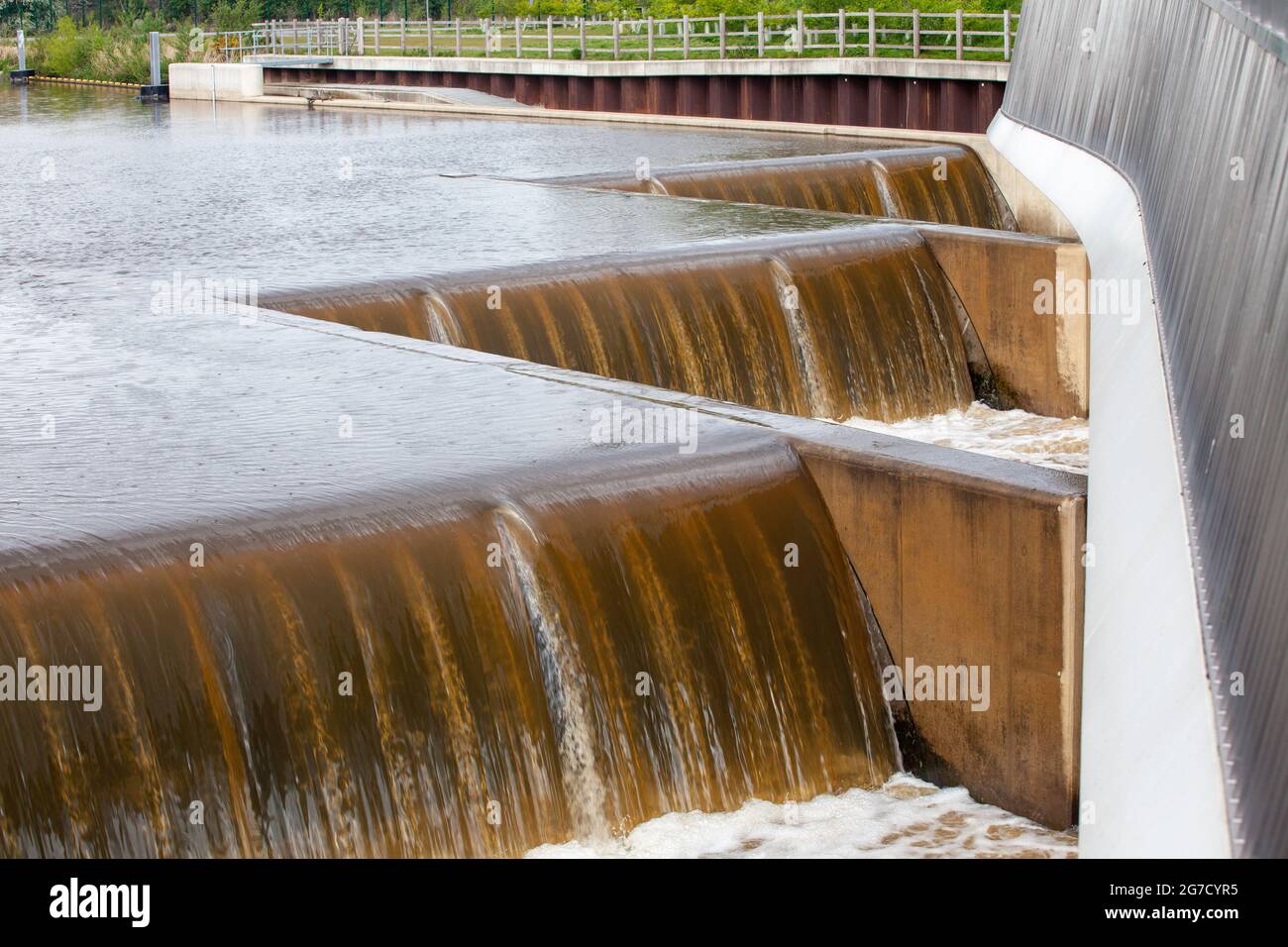 Lo stramazzo mobile sul fiume Aire a Kostrop - parte del Leeds Flood Aleasation Scheme Foto Stock