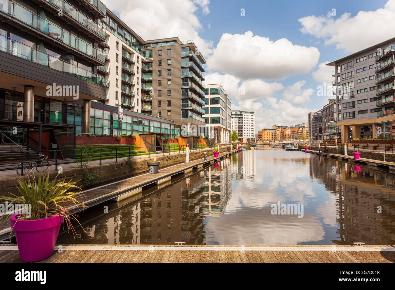 Leeds Dock, uno sviluppo misto di strutture residenziali, commerciali e uffici intorno alle banchine dei canali storici nel centro di Leeds Foto Stock