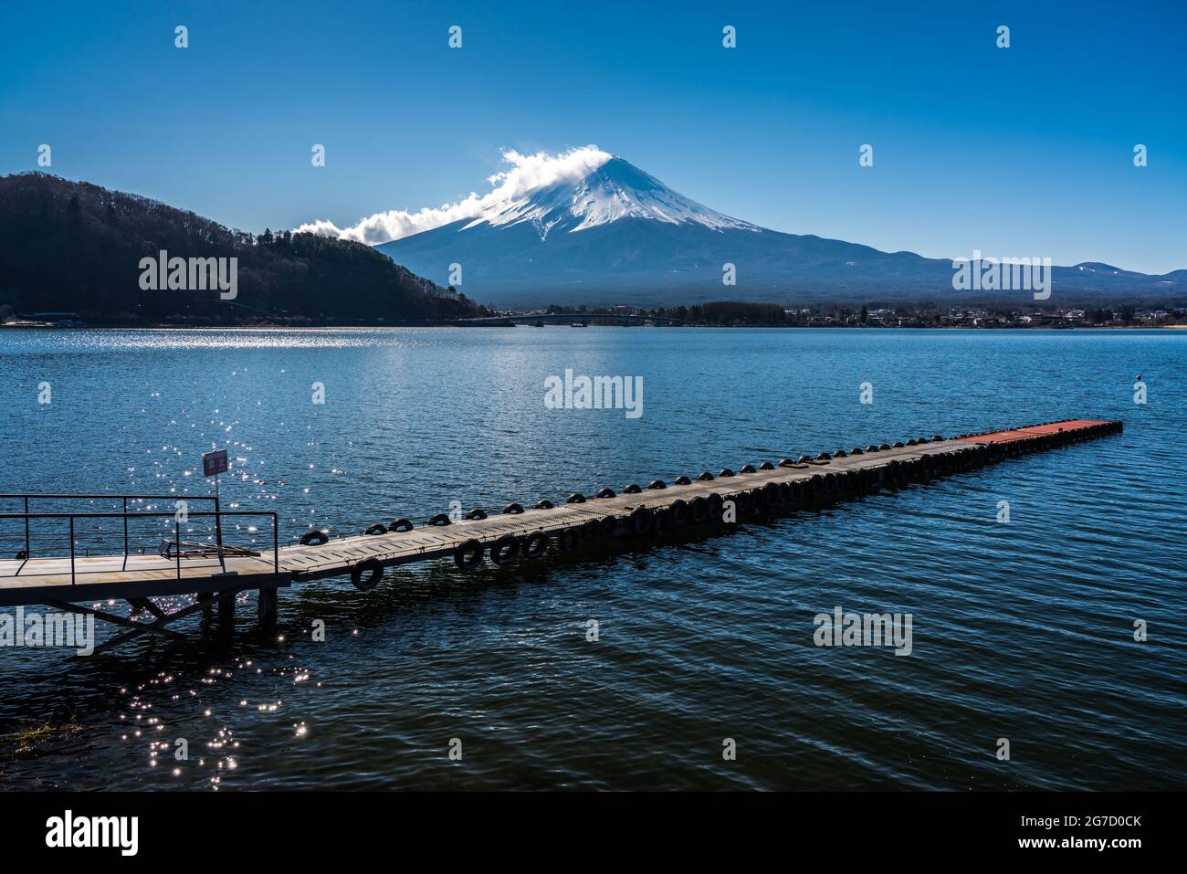 Monte Fuji dal Lago Kawaguchiko in Giappone. Pier attraverso il lago e le nuvole attraverso la cima innevata della montagna più alta del Giappone. Foto Stock