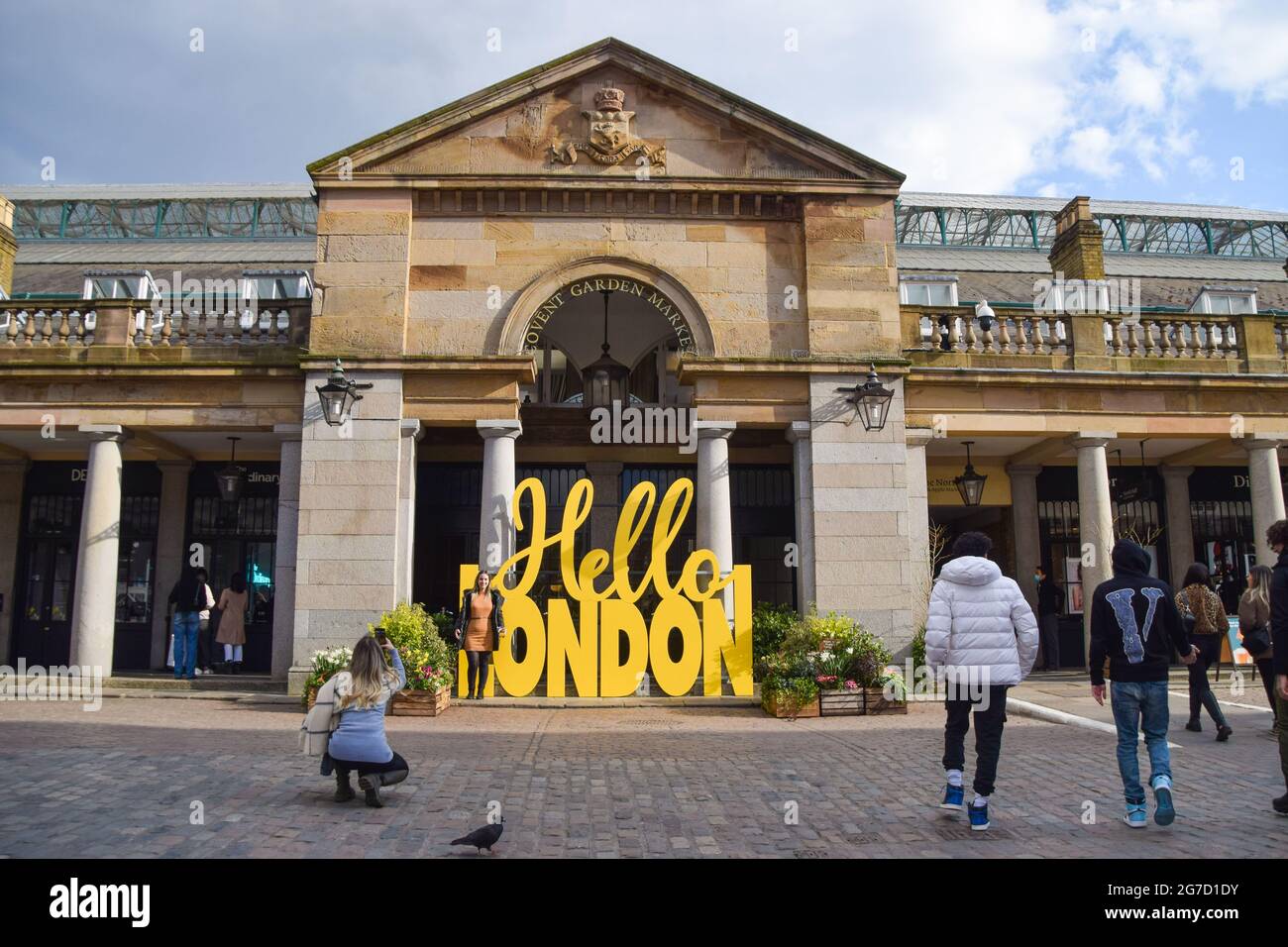 La gente cammina oltre l'insegna Hello London a Covent Garden Market. Londra, Regno Unito, aprile 2021. Foto Stock