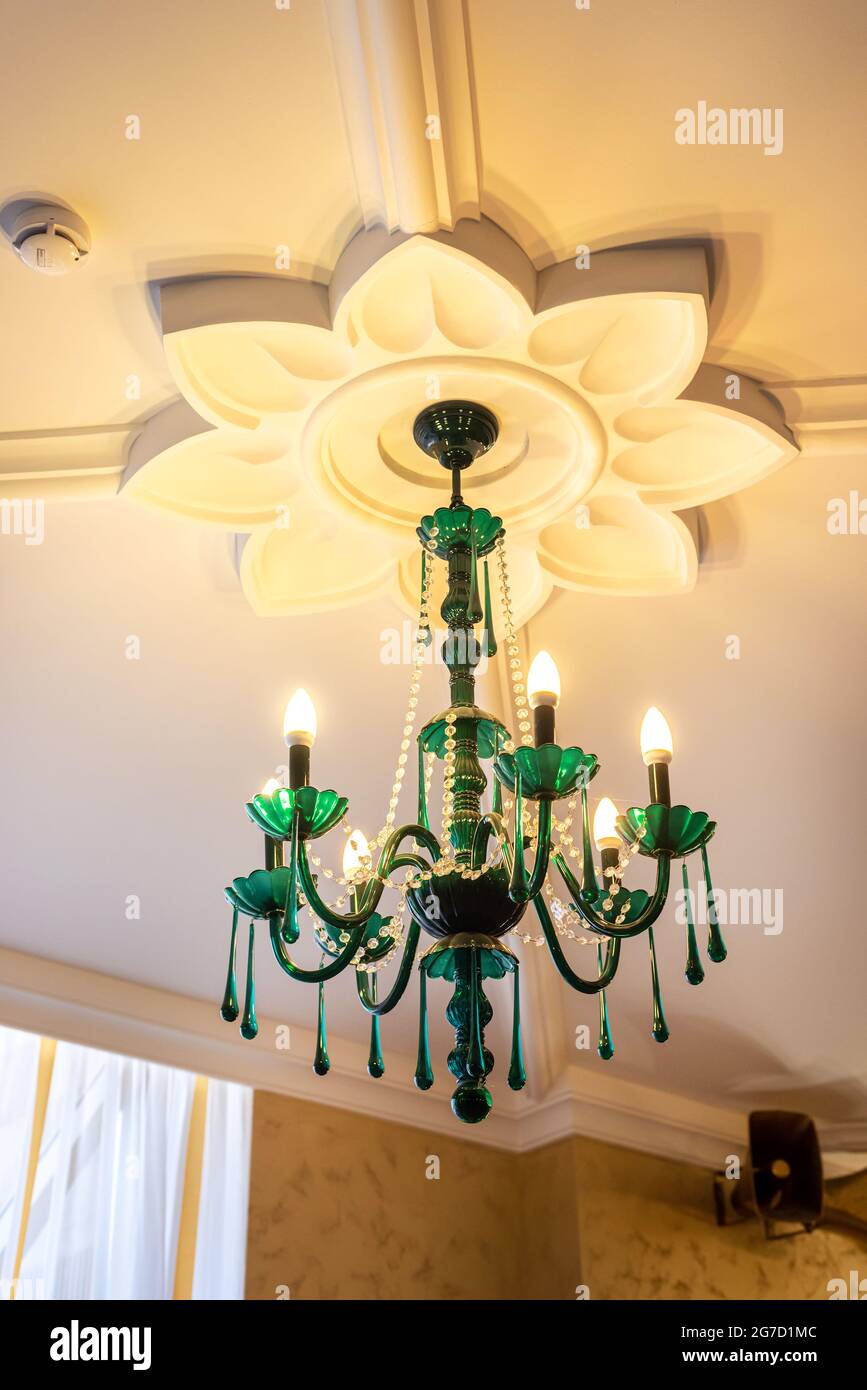 Meravigliosa lucentezza di vetro verde pende sul soffitto con fiore Foto Stock