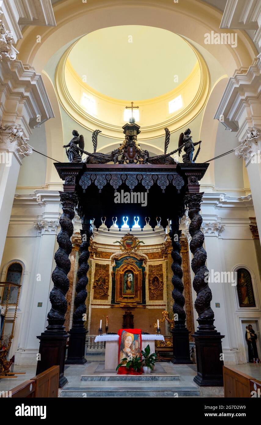 Baldacchino in legno di noce che ricopre l'altare nella Chiesa di Santa Reparata, Atri, Italia Foto Stock