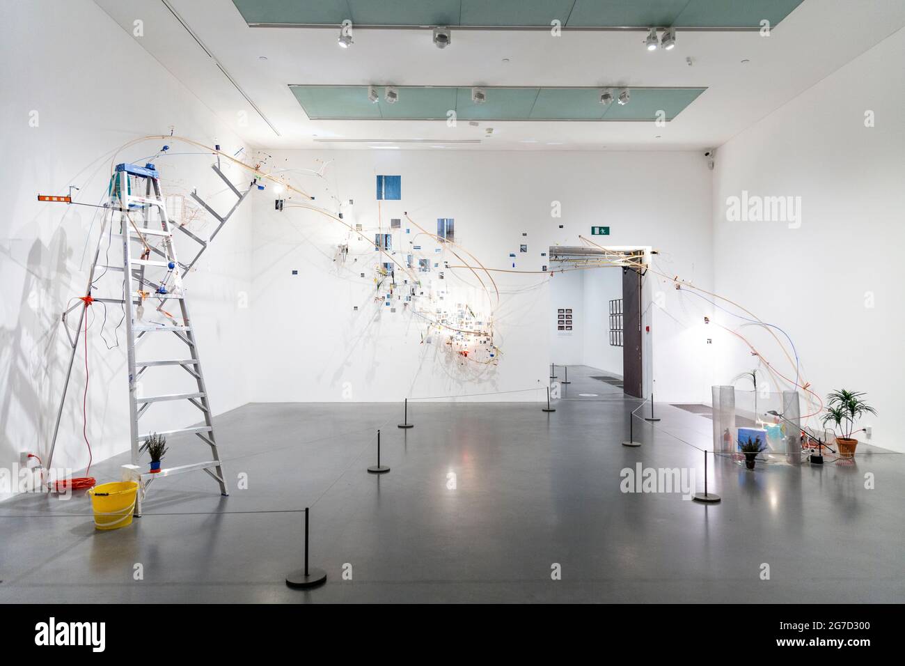 Installazione dell'artista Sarah Sze 'Seamless 1999' alla Tate Modern Gallery di Londra, Regno Unito Foto Stock