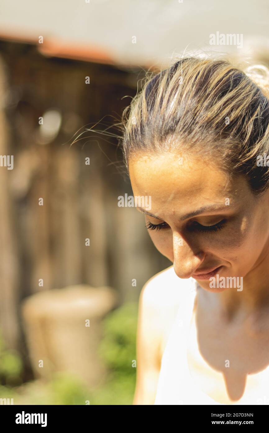 La ragazza guarda in primo piano durante una giornata di sole Foto Stock