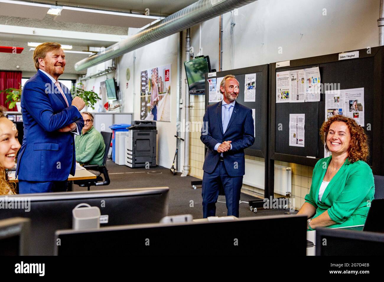 Re Willem-Alexander accompagnato dal direttore Lucas van Houtert, visite ai redattori del Brabants Dagblad (quotidiano olandese) a Den Bosch, Paesi Bassi, martedì mattina, 13 luglio 2021, in occasione del 250° anniversario del giornale. Foto di Robin Utrecht/ABACAPRESS.COM Foto Stock