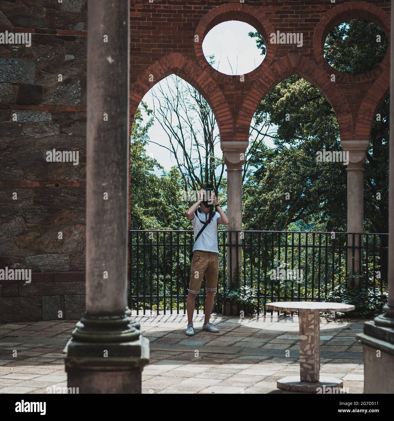 fotografo alle rovine del vecchio castello, fotografia di viaggio Foto Stock