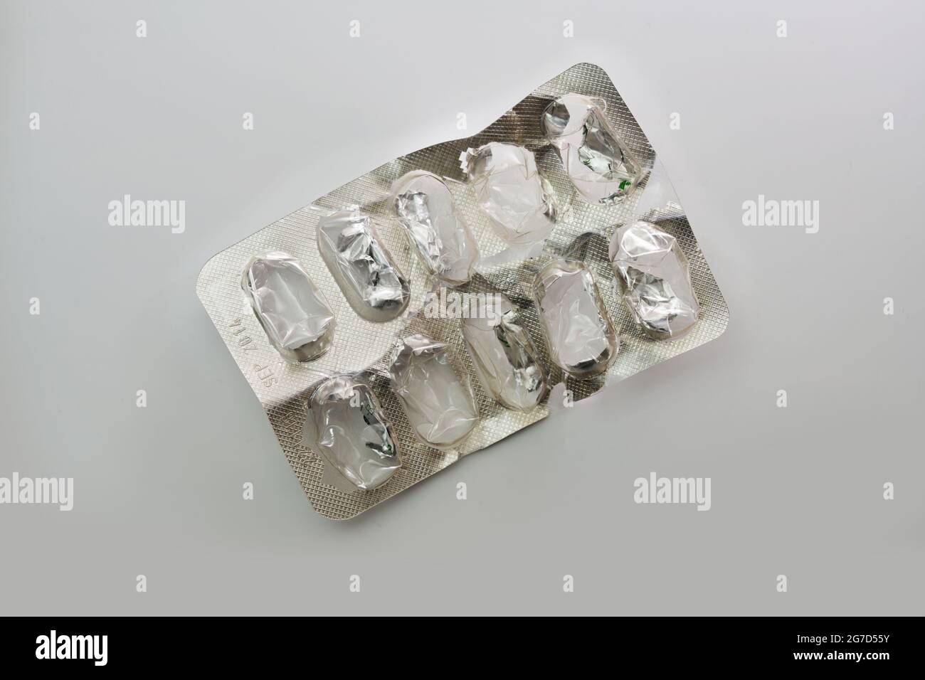 Confezione blister monouso vuoto per pillole in alluminio e plastica su sfondo grigio chiaro, concetto per la sanità e la prevenzione dei rifiuti, micr Foto Stock