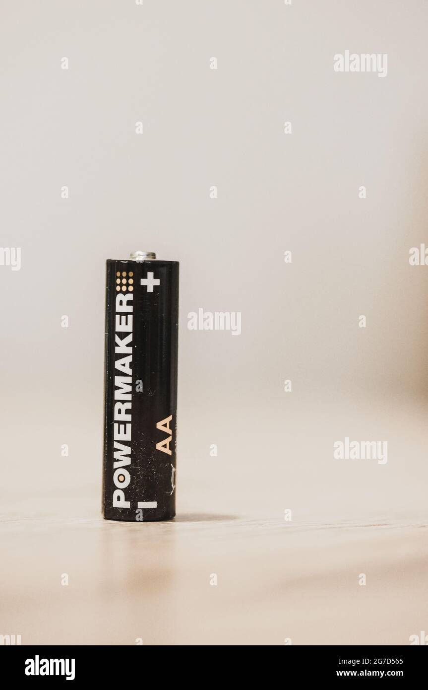 POZNAN, POLONIA - 12 novembre 2016: Una batteria alcalina AA Powermaker che mostra il segno meno e più isolato su uno sfondo bianco con spazio libero per il testo Foto Stock