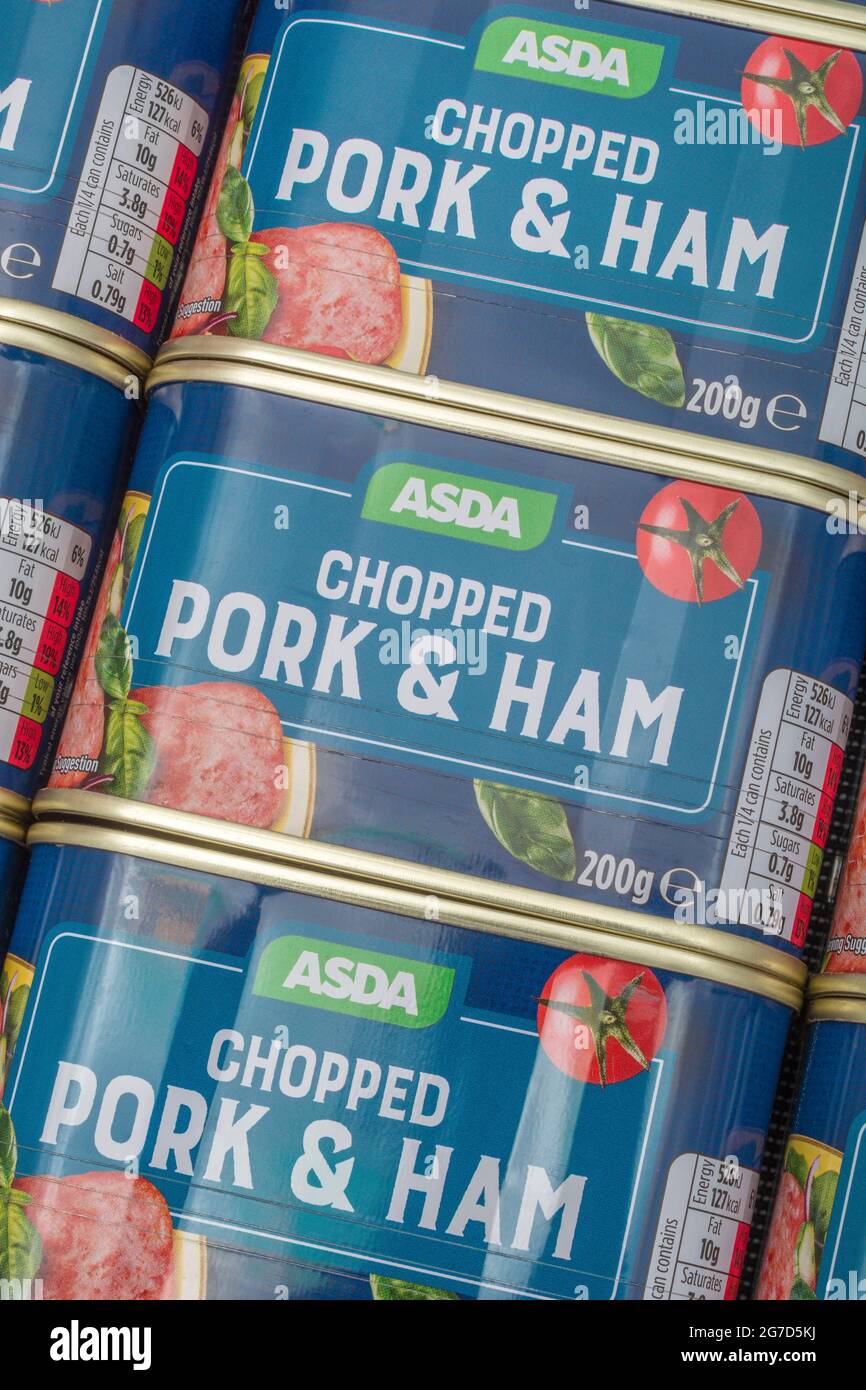 ASDA, carne di maiale tritata e prosciutto in scatola, pranzo / Spam. Per l'etichettatura degli imballaggi alimentari, la conservazione degli alimenti, i prodotti alimentari con etichetta propria. Foto Stock
