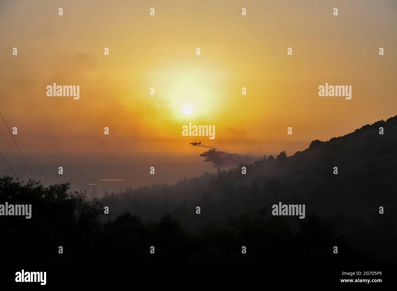 L'aereo antincendio AT-802F di Air Tractor azionato da HIM-NIR Aviation sta cadendo ignifugo su un incendio boschivo su larga scala. Fotografato in Israele Foto Stock
