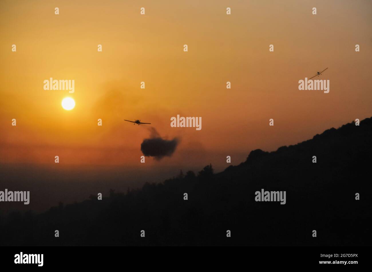 L'aereo antincendio AT-802F di Air Tractor azionato da HIM-NIR Aviation sta cadendo ignifugo su un incendio boschivo su larga scala. Fotografato in Israele Foto Stock