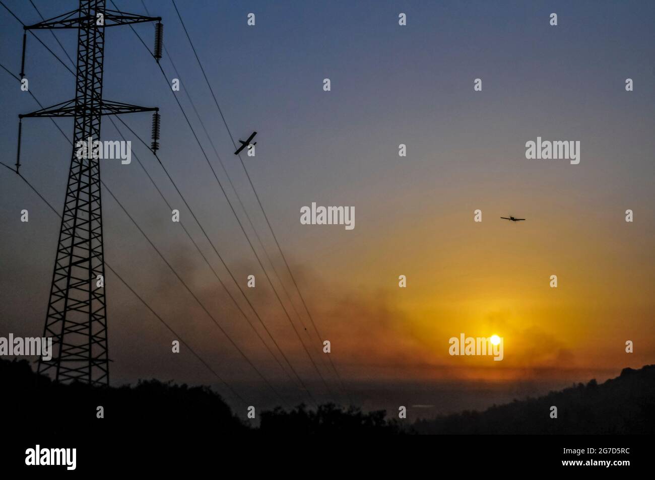 L'aereo antincendio AT-802F di Air Tractor azionato da HIM-NIR Aviation sta cadendo ignifugo su un incendio boschivo su larga scala. Fotografato in Israele Foto Stock