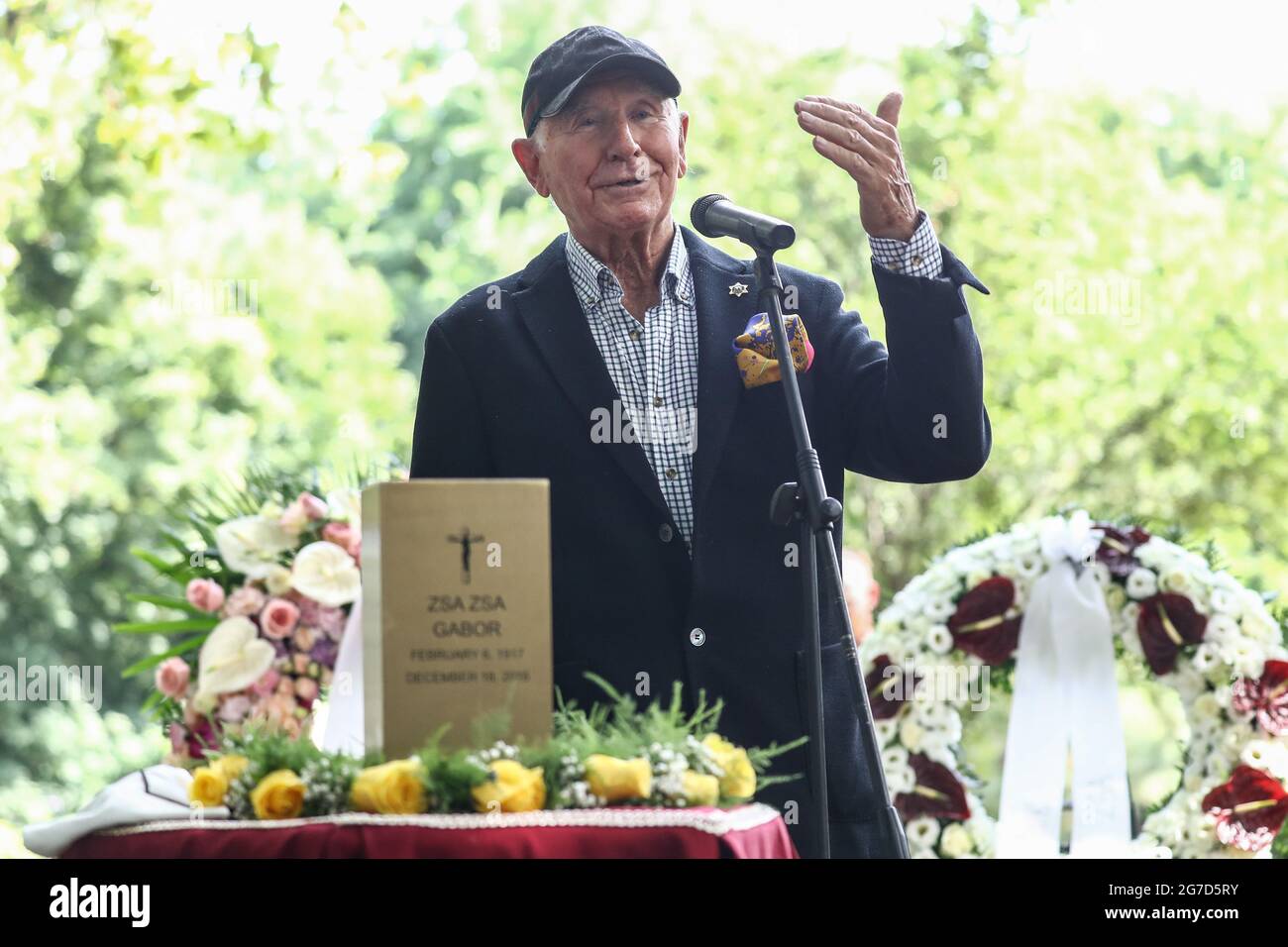 Budapest, Ungheria. 13 luglio 2021. Il principe Frédéric von Anhalt, l'ultimo marito di Zsa Zsa Gabor, parla alla sepoltura dell'urna della diva di Hollywood nella tomba d'onore nel cimitero di Kerepesch. Più di quattro anni dopo la sua morte, il Principe aveva portato l'urna di Zsa Gabor dagli Stati Uniti a Budapest. Credit: Csaba Doemoetoer/dpa/Alamy Live News Foto Stock