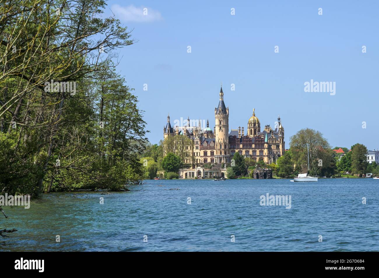 Castello di Schwerin contro un cielo blu visto dal lago, famoso punto di riferimento e attrazione turistica della capitale dello stato, Meclemburgo-Vorpommern, Ger Foto Stock