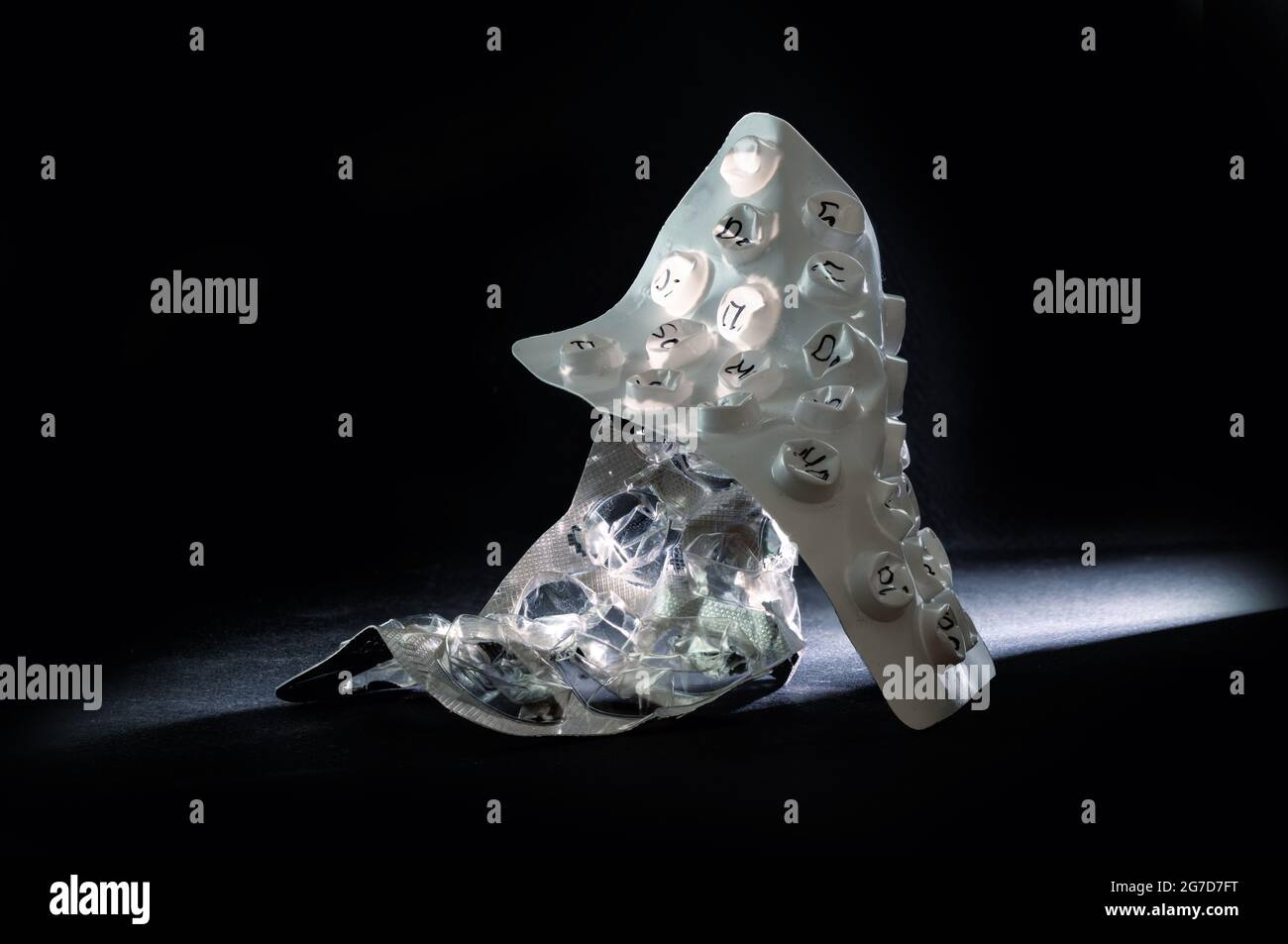 Confezione blister monouso per pillole in alluminio e plastica mostrato come una scultura d'arte su sfondo nero, concetto per la salute e. Foto Stock