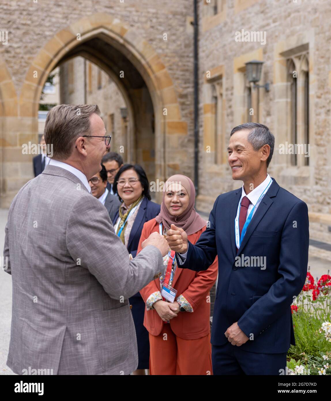 Erfurt, Germania. 13 luglio 2021. Bodo Ramelow (l, sinistra), primo Ministro, accoglie gli ambasciatori di 18 paesi della regione Asia-Pacifico all'accoglienza con Nguyen Minh Vu, Ambasciatore del Vietnam. Il programma include visite aziendali, una visita al BUGA e Klassik Stiftung Weimar e una visita della città di Erfurt. Credit: Michael Reichel/dpa/Alamy Live News Foto Stock