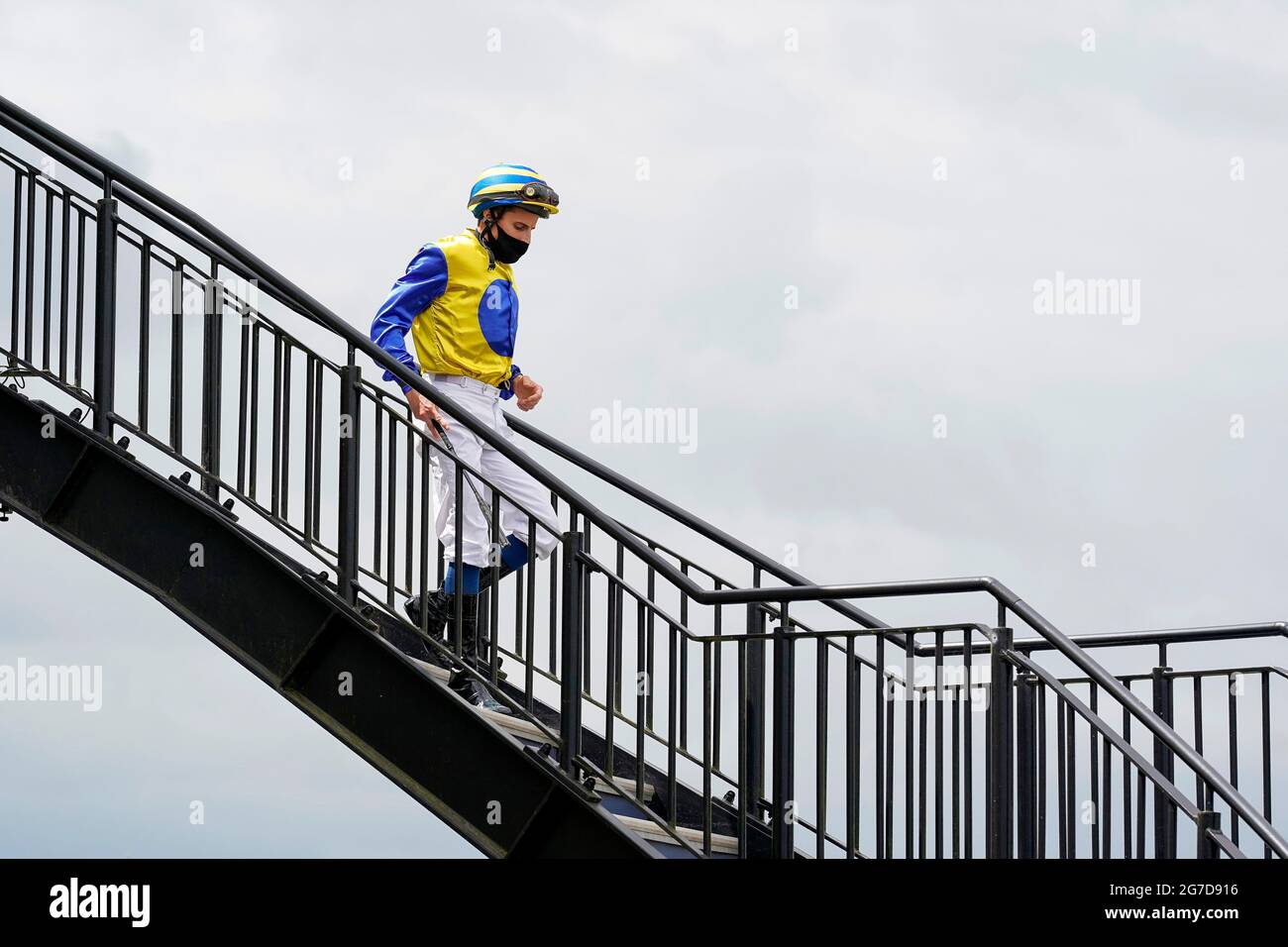 Il fantino William Buick lascia lo spogliatoio per la prima gara all'ippodromo di Bath. Data immagine: Martedì 13 luglio 2021. Foto Stock
