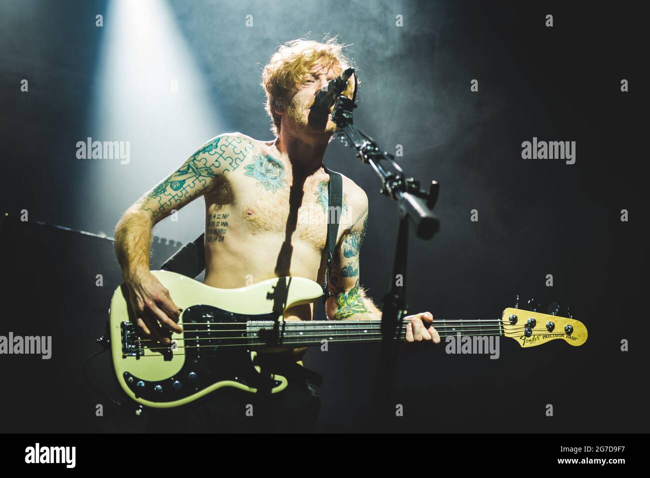 PADOVA, GRAN TEATRO GEOX, ITALIA: James Johnston, bassista della rock band scozzese Biffy Clyro che si esibisce in diretta sul palco di Padova per il tour europeo "Ellipsis" Foto Stock