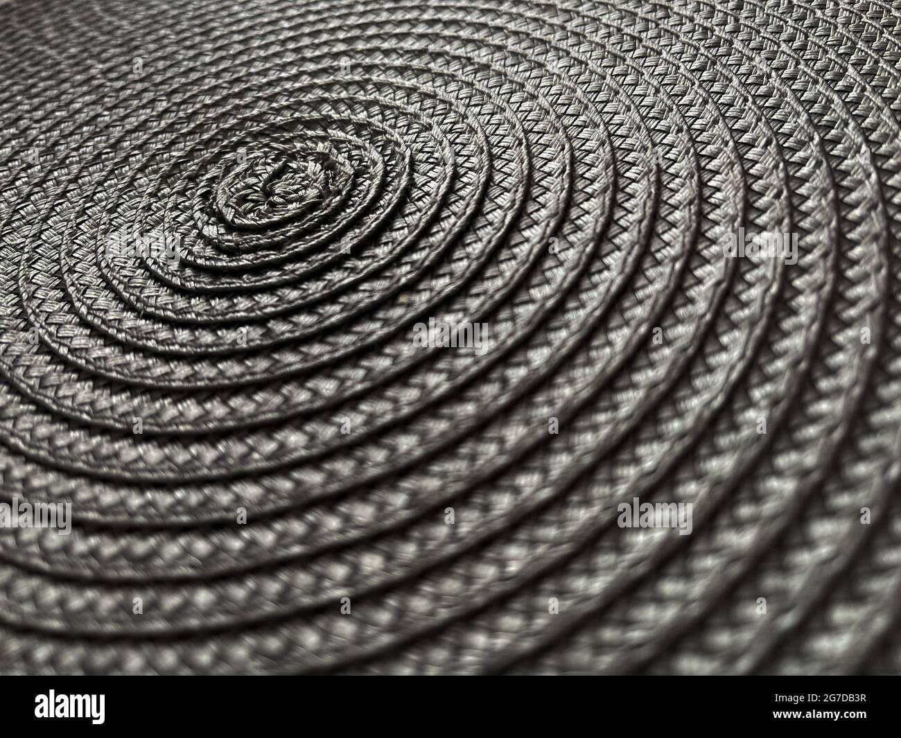 Primo piano di una texture di cesto di vimini di plastica grigia come sfondo, trama mesh. Messa a fuoco selettiva. Foto Stock