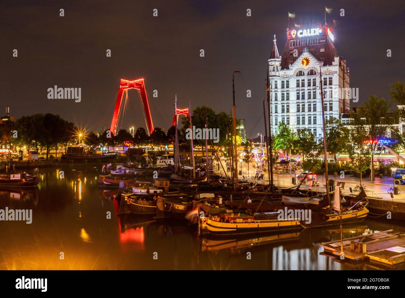 Vista notturna dell'Oude Haven a Rotterdam con het witte huis e Cube case, Paesi Bassi Foto Stock